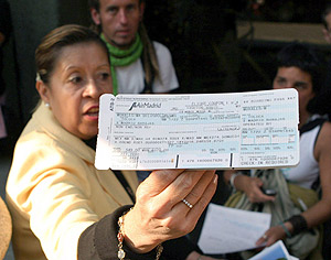 Una pasajera mexicana muestra su billete de Air Madrid. (Foto: EFE)