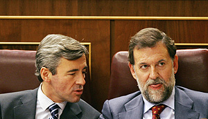 ngel Acebes susurra a Mariano Rajoy en la sesin de control. (Foto: REUTERS)