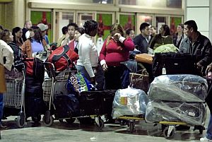 Un grupo de pasajeros afectados por la crisis de Air Madrid hacen cola en Barajas. (Foto: EFE)