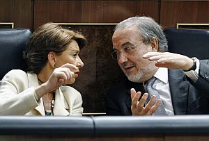 El ministro de Economa, Pedro Solbes, conversa con la ministra de Fomento, Magdalena lvarez en el Congreso. (Foto: EFE)