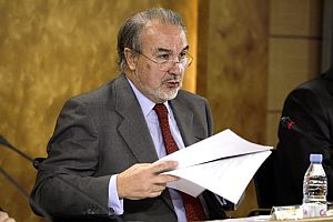 Pedro Solbes, en la rueda de prensa para explicar el contenido del Programa de Estabilidad. (Foto: EFE)