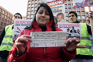 Una afectada muestra su billete durante la concentracin. (Foto: Diego Sinova)