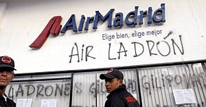 Dos guardias de seguridad privada montan guardia el 27 de diciembre en la oficina de Air Madrid en Quito (Ecuador). (Foto: EFE)