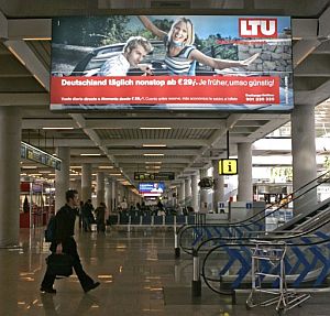 Panel publicitario de la aerolnea LTU en el aeropuerto de Palma de Mallorca. (Foto: EFE)