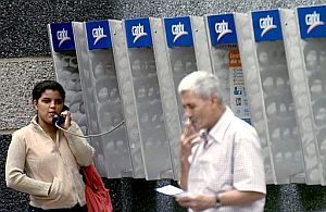 Una mujer habla desde una cabina telefnica de la empresa de telecomunicaciones venezolana CANTV. (Foto: EFE)