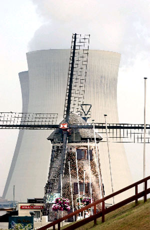 Un molino frente a las torres de refrigeracin de la central nuclear de Doel, Blgica. (AP)
