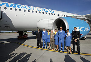 El presidente de Air Asturias posa con parte de la tripulacin de la aerolnea. (Foto: EFE)