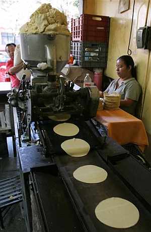 Fabricacin de tortillas en un establecimiento mexicano. (Foto: AP)