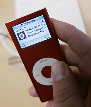 Un iPod Nano rojo en una tienda Apple estadounidense. (Foto: AP)