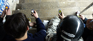 Unos jóvenes envían mensajes de texto con sus teléfonos móviles. (Foto: Pablo Quiza)