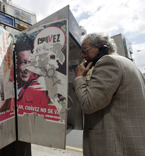 Un hombre llama a través de una cabina de CANTV. (Foto: REUTERS)