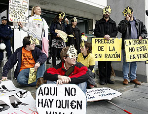 Jvenes del movimiento 'No tendrs una kasa en tu puta vida', en una manifestacin en Barcelona. (Foto: EFE)