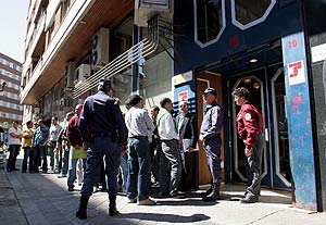 Colas de inmigrantes para regularizarse en las oficinas de la Seguridad Social de Valladolid. (Foto: C. Espeso)