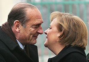 Chirac y Merkel se saludan. (Foto: AFP)
