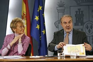 De la Vega y Solbes, durante la rueda de prensa posterior al Consejo de Ministros. (Foto: EFE)