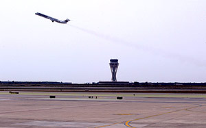 Un avión de Spanair despega del aeropuerto de El Prat. (Foto: Antonio Moreno)
