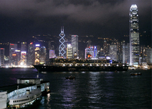 El crucero Queen Mary II cruza la bahía de Hong Kong. (Foto: AP)