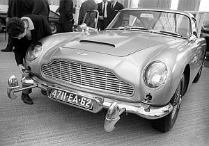 Presentacin en 1964 del Aston Martin D.B.5 que se utiliz en la cinta de James Bond 'Goldfinger'. (Foto: AFP)