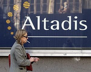 Una mujer camina frente a la sede de Altadis en Madrid. (Foto: AP)