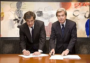 El presidente de Acciona, Jos Manuel Entrecanales, y el consejero delegado de Enel, Fulvio Conti, firman el acuerdo de su oferta por Endesa. (Foto: EFE)