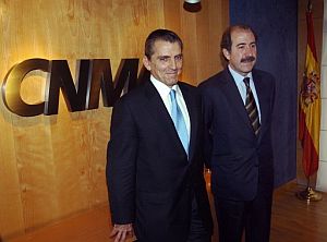 El presidente de la CNMV, Manuel Conthe (izq.), y el vicepresidente, Carlos Arenillas, el da en el que tomaron posesin de sus cargos. (Foto: EFE)