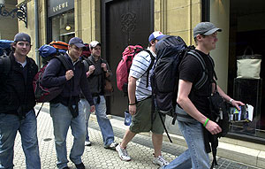 Varios jvenes con mochilas, el tpico atuendo para un viaje de InterRail. (Foto: Justy Garca)