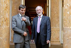 El nuevo director general de Eiffage, Benot Heitz, y el presidente, Jean-Franois Roverato, tras la junta de accionistas del grupo francs. (Foto: AFP)