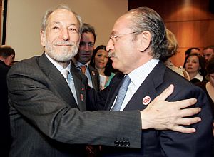 El presidente de Eiffage, Jean-Franois Roverato, y el de Sacyr, Luis del Rivero. (Foto: AFP)