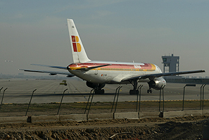 Un avin de Iberia en el aeropuerto del Prat de Barcelona. (Foto: Antonio Moreno)