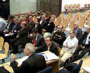 Imagen de archivo de los 18 acusados por el caso del fraude del lino, en la Audiencia Nacional. (Foto: EFE)