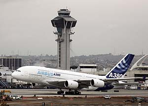 Un Airbus A-380, en el aeropuerto Internacional de Los ngeles el pasado marzo. (Foto: Reuters)