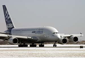 Un Airbus A-380 aterriza en el aeropuerto Internacional JFK de Nueva York. (Foto: Reuters)