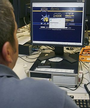 Un hombre consulta una pgina web de apuestas en internet. (Foto: EFE)