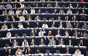 Los diputados europeos durante la votacin para recortar el coste de las llamadas de mviles en el extranjero. (Foto: AFP)