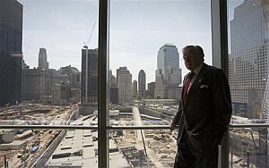 El promotor inmobiliario de la zona, Larry Silverstein, contempla el inmenso vaco dejado por las torres. (Foto: AP)