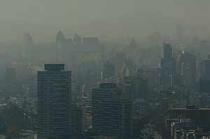 Imagen de la contaminación que sufre Santiago de Chile en estos días. (Foto: EFE)