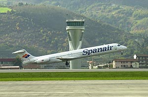 Una avin de Spanair despega del aeropuerto de Bilbao. (Foto: Iaki Andrs)