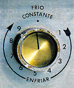 Termostato de un antiguo aparato de aire acondicionado. (Foto: EL MUNDO)