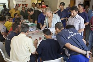 Trabajadores de la planta de Delphi en Puerto Real (Cdiz), durante la votacin. (Foto: EFE)