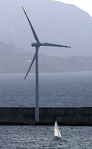 Molino de viento en el puerto de Bilbao. (Foto: Iaki Andrs)