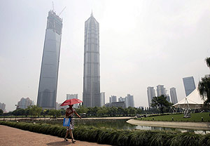 El Centro Financiero Mundial, en Shanghai (China), ser el edificio ms alto del mundo cuando est terminado, en 2008. (Foto: EFE)