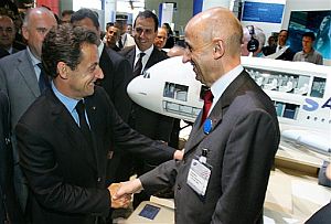 El presidente francés, Nicolas Sarkozy, estrecha la mano del futuro consejero delegado de EADS en solitario, Louis Gallois, el pasado mes de junio. (Foto: AP)