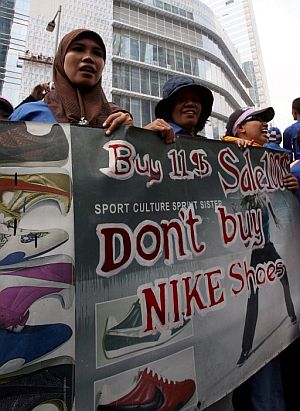 Han sido muchas las crticas contra el escaso salario percibido en los talleres de Indonesia. (Foto: EFE)