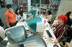 Mujeres trabajando en una oficina. (Foto: Diego Sinova)