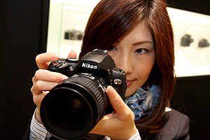 Una empleada de Nikon ensea la cmara digital D40. (FOTO: EFE)