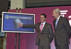 Bauelos (izq.), sonriente en la salida a Bolsa de la compaa en mayo de 2006, junto al presidente de BME. (Foto: Pedro Carrero)