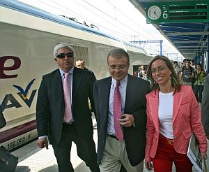 La ministra de Vivienda, Carme Chacn (dcha.) ha llegado con 25 minutos de retraso a Tarragona por la huelga de maquinistas. (Foto: EFE)
