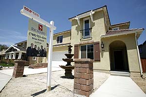 Una casa en venta en San Marcos (California). Los mercados siguen pendientes de las consecuencias de la crisis hipotecaria en EEUU. (Foto: REUTERS)