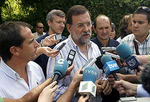 Rajoy atiende a periodistas la semana pasada en Vilagarca (Pontevedra). (Foto: EFE)