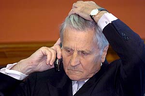 Trichet, recibe una llamada antes de pronunciar una conferencia sobre productividad en la eurozona el 27 de agosto. (Foto: EFE)
